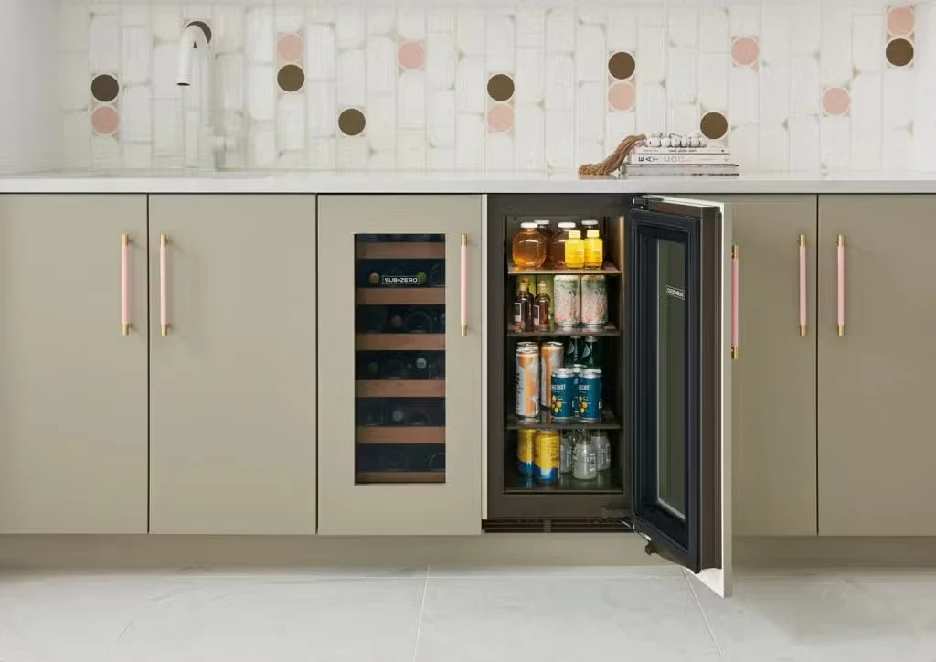 Detalhe de 38,1 cm Designer Sob bancada Centro de bebidas com Porta sólida — Pronto para painel