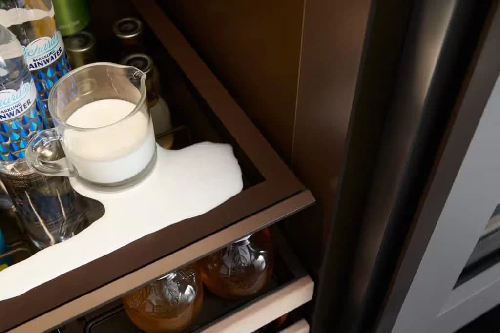Detalhe de recurso de 38,1 cm Designer Sob bancada Centro de bebidas com Porta sólida — Pronto para painel