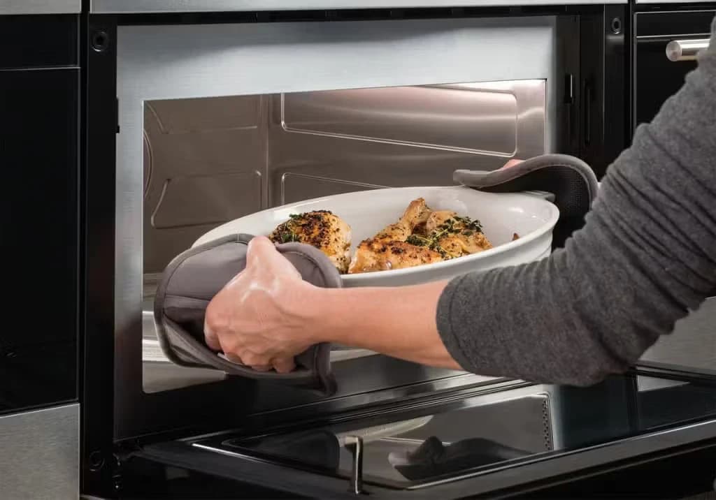Detalhe de recurso de 76,2 cm Série E Profissional Forno de micro-ondas com porta basculante